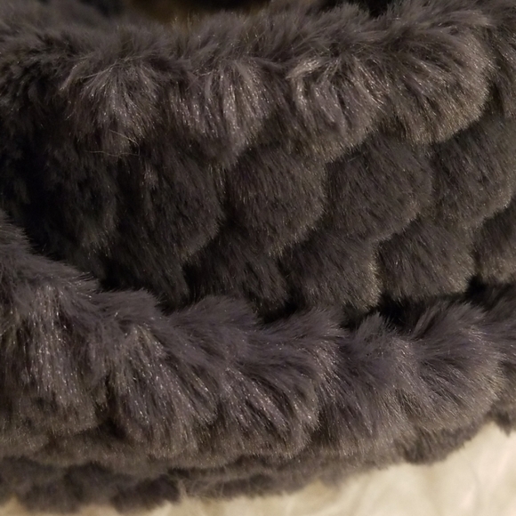 💕LOVE TOKEN💕 Faux Fur Infinity Scarf Neck Warmer - Picture 4 of 8